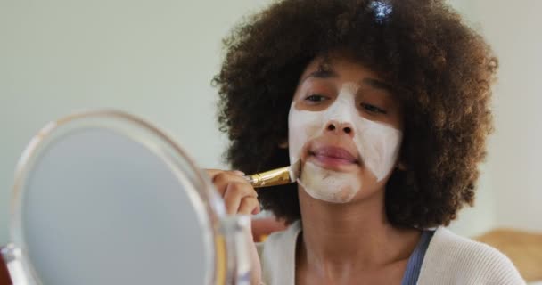 Szczęśliwa Birasowa Kobieta Stosująca Maskę Piękności Pędzlem Spędzanie Czasu Domu — Wideo stockowe