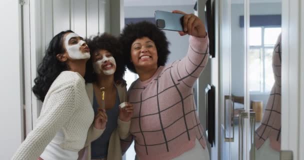 Felice Diverse Amiche Che Scattano Selfie Con Smartphone Sorridono Bagno — Video Stock