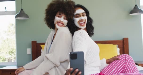ベッドルームで自撮りと笑顔を取る幸せな多様な女性の友人 家で質の高い時間を過ごす — ストック動画