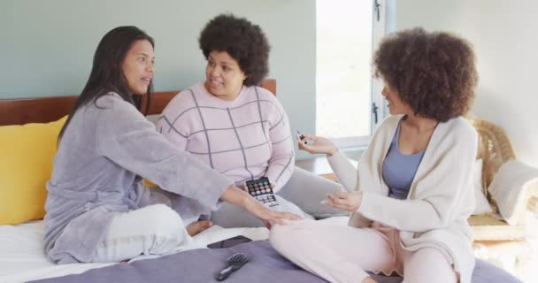 Heureux Divers Amis Féminins Faisant Maquillage Souriant Dans Chambre Coucher — Video