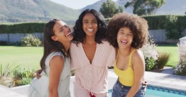 Yüzme havuzu partisinde gülümseyen çeşitli kadın arkadaşlarının portresi. evde kaliteli zaman geçirmek.