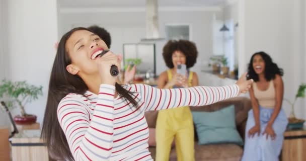 Felices Amigas Diversas Cantando Micrófono Sala Estar Pasar Tiempo Calidad — Vídeos de Stock