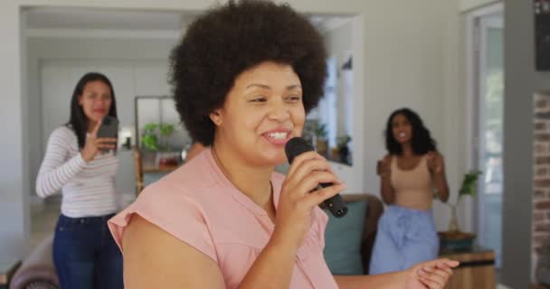 Gelukkige Divers Vrouwelijke Vrienden Zingen Microfoon Woonkamer Kwaliteitstijd Thuis Doorbrengen — Stockvideo