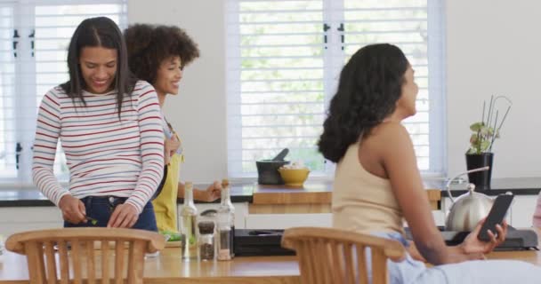 Gelukkige Divers Vrouwelijke Vrienden Praten Koken Samen Keuken Kwaliteitstijd Thuis — Stockvideo
