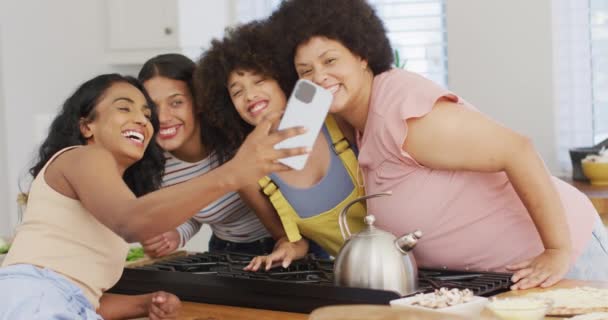 친구들 부엌에서 스마트폰으로 셀카를 행복해 있습니다 집에서 질높은 시간을 보내는 — 비디오