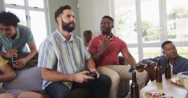 Televizyon seyreden ve oturma odasında bira içen çeşitli erkek arkadaşların kutlu olsun. Birlikte evde kaliteli zaman geçiriyoruz..