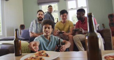 Televizyon seyreden ve oturma odasında bira içen çeşitli erkek arkadaşların kutlu olsun. Birlikte evde kaliteli zaman geçiriyoruz..