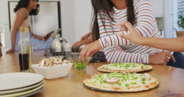 Gelukkige Divers Vrouwelijke Vrienden Praten Koken Samen Keuken Kwaliteitstijd Thuis — Stockvideo