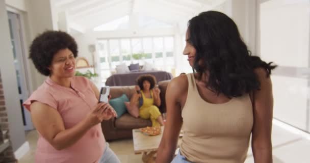 Felices Amigas Diversas Usando Smartphone Bailando Sala Estar Pasar Tiempo — Vídeos de Stock