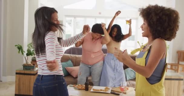 Felices Amigas Diversas Bailando Juntas Sonriendo Sala Estar Pasar Tiempo — Vídeo de stock