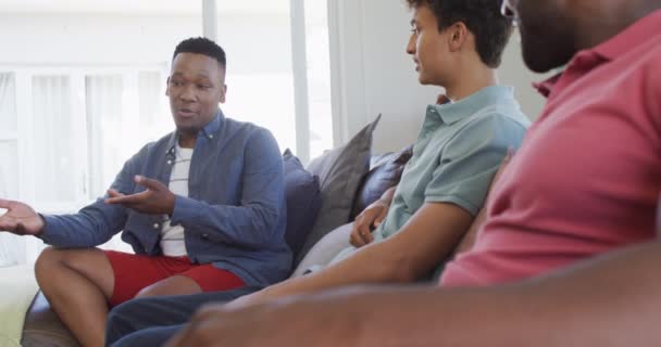 친구들 거실에 이야기를 나누고 있습니다 집에서 질높은 시간을 보내는 — 비디오