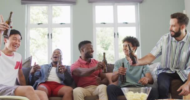 Szczęśliwi Zróżnicowani Przyjaciele Rozmawiający Pijący Piwo Salonie Spędzanie Czasu Domu — Wideo stockowe
