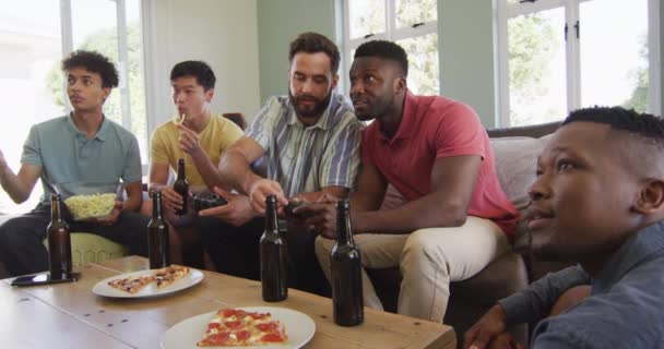 Felice Diversi Amici Maschi Guardando Bevendo Birra Soggiorno Trascorrere Del — Video Stock