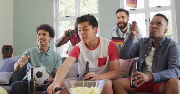 Felices Amigos Masculinos Diversos Viendo Televisión Tomando Cerveza Sala Estar — Vídeos de Stock