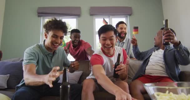 Gelukkig Diverse Mannelijke Vrienden Die Kijken Bier Drinken Woonkamer Kwaliteitstijd — Stockvideo