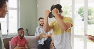 Oturma odasında vr kulaklığı kullanan çeşitli erkek arkadaşların kutlu olsun. Birlikte evde kaliteli zaman geçiriyoruz..