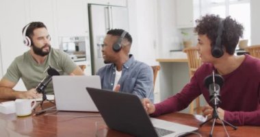 Oturma odasında konuşan ve kayıt yapan çeşitli erkek arkadaşlarınız kutlu olsun. Birlikte evde kaliteli zaman geçiriyoruz..