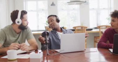 Oturma odasında konuşan ve kayıt yapan çeşitli erkek arkadaşlarınız kutlu olsun. Birlikte evde kaliteli zaman geçiriyoruz.. 