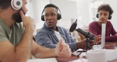 Oturma odasında konuşan ve kayıt yapan çeşitli erkek arkadaşlarınız kutlu olsun. Birlikte evde kaliteli zaman geçiriyoruz..