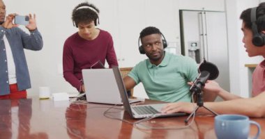 Oturma odasında konuşan ve kayıt yapan çeşitli erkek arkadaşlarınız kutlu olsun. Birlikte evde kaliteli zaman geçiriyoruz..