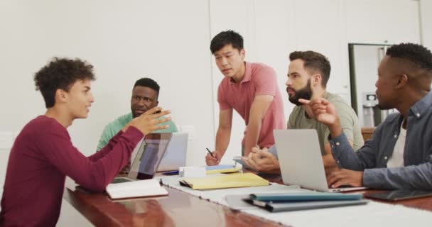 Felice Diversi Amici Maschi Parlando Utilizzando Computer Portatile Soggiorno Trascorrere — Video Stock