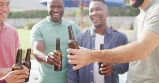 Diversos Amigos Homens Felizes Conversando Bebendo Cerveja Jardim Dia Ensolarado — Vídeo de Stock