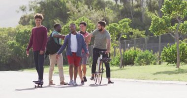 Güneşli bir günde bisikletle yürüyüp sohbet eden çeşitli erkek arkadaşlarınız kutlu olsun. Birlikte dışarıda kaliteli zaman geçirmek..