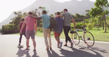 Güneşli bir günde bisikletle yürüyüp sohbet eden çeşitli erkek arkadaşlarınız kutlu olsun. Birlikte dışarıda kaliteli zaman geçirmek..