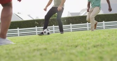 Güneşli bir günde çeşitli erkek arkadaşlar bahçede futbol oynuyorlar. Birlikte dışarıda kaliteli zaman geçirmek..