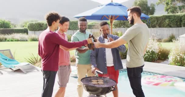 Felice Diversi Amici Maschi Parlando Bevendo Birra Giardino Nella Giornata — Video Stock