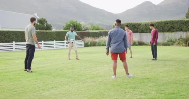 Felices Amigos Masculinos Diversos Jugando Fútbol Jardín Día Soleado Pasar — Vídeos de Stock