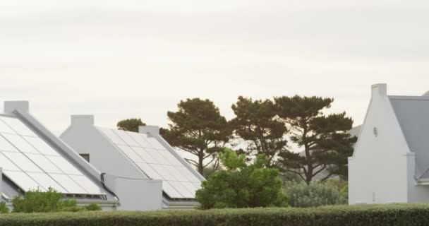 Houses Solar Panels Trees Garden Sunny Day Spending Quality Time — Vídeo de Stock