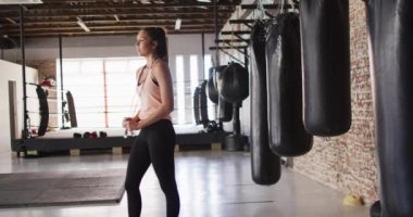 Spor salonunda ip atladıktan sonra dinlenen beyaz bir kadının videosu. aktif, formda, sportif ve sağlıklı yaşam tarzı, spor konsepti egzersizi.