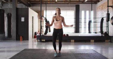 Spor salonunda ip atlayan beyaz bir kadının videosu. aktif, formda, sportif ve sağlıklı yaşam tarzı, spor konsepti egzersizi.