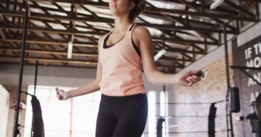 Spor salonunda ip atlayan beyaz bir kadının videosu. aktif, formda, sportif ve sağlıklı yaşam tarzı, spor konsepti egzersizi.