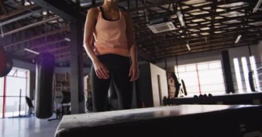 Spor salonunda taş gibi beyaz bir kadının atlama videosu. aktif, formda, sportif ve sağlıklı yaşam tarzı, spor konsepti egzersizi.