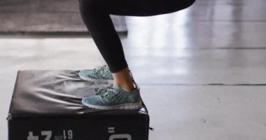 Spor salonunda taş gibi beyaz bir kadının atlama videosu. aktif, formda, sportif ve sağlıklı yaşam tarzı, spor konsepti egzersizi.