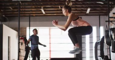 Spor salonunda taş gibi beyaz bir kadının atlama videosu. aktif, formda, sportif ve sağlıklı yaşam tarzı, spor konsepti egzersizi.