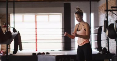 Spor salonunda taş gibi beyaz bir kadının atlama videosu. aktif, formda, sportif ve sağlıklı yaşam tarzı, spor konsepti egzersizi.