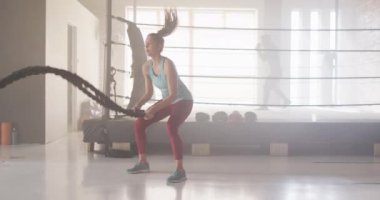 Beyaz kadın spor salonunda iple antrenman yaparken çekilmiş bir video. aktif, formda, sportif ve sağlıklı yaşam tarzı, spor konsepti egzersizi.