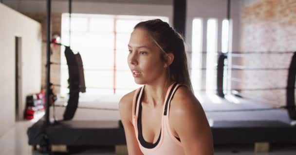 Vídeo Mulher Caucasiana Forma Cansada Pulando Corda Salto Ginásio Estilo — Vídeo de Stock