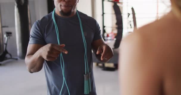 Video Hombre Afroamericano Forma Hablando Con Una Mujer Caucásica Gimnasio — Vídeos de Stock