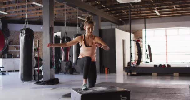 Vidéo Femme Caucasienne Forme Sautant Sur Bloc Salle Gym Mode — Video