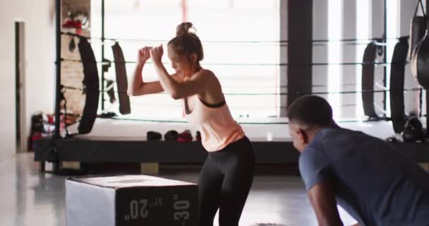 健康的高加索女人在体育馆跳上格子的视频 积极的 健康的 运动的 健康的生活方式 — 图库视频影像