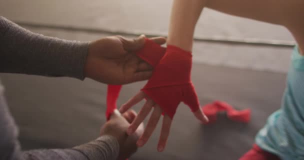 Βίντεο Χέρια Διαφορετικών Γυναικών Και Αντρών Δένουν Κασέτες Ετοιμάζονται Για — Αρχείο Βίντεο