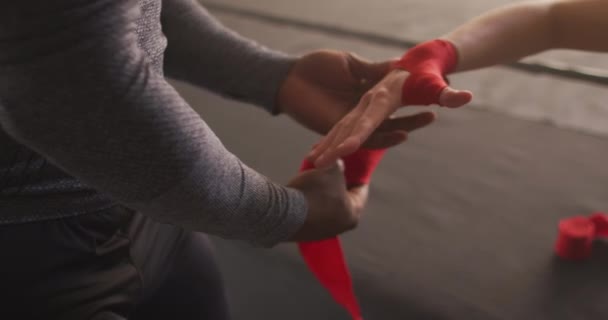 Vídeo Mãos Mulher Diversa Homem Gravando Fitas Preparando Para Treinamento — Vídeo de Stock