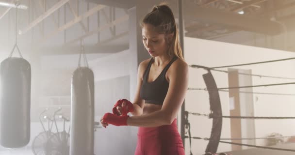 Beyaz Bir Kadının Kaset Bağlayıp Spor Salonunda Boks Antrenmanına Hazırlandığı — Stok video