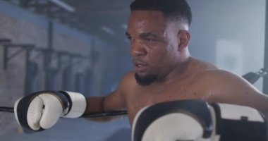 Afrika kökenli Amerikalı bir adamın spor salonunda boks yaptığı bir video. aktif, formda, sportif ve sağlıklı yaşam tarzı, spor konsepti egzersizi.