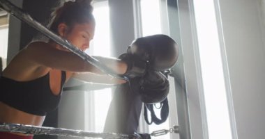 Spor salonunda kutu eğitiminden sonra dinlenen formda ve yorgun beyaz kadın videosu. aktif, formda, sportif ve sağlıklı yaşam tarzı, spor konsepti egzersizi.