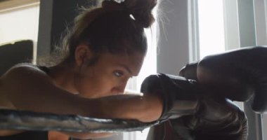 Spor salonunda kutu eğitiminden sonra dinlenen formda ve yorgun beyaz kadın videosu. aktif, formda, sportif ve sağlıklı yaşam tarzı, spor konsepti egzersizi.